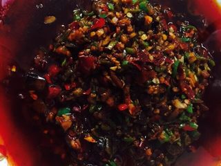 8、四川成都+豆瓣鱼,料炒好后备用。