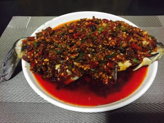 9、四川成都+豆瓣鱼,鱼蒸制十分钟后先取出倒掉蒸鱼的水,淋上炒制好的作料,继续蒸5分钟左右。