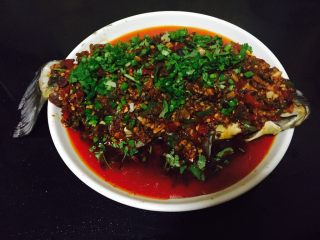 10、四川成都+豆瓣鱼,蒸好的鱼最后放入葱花和香菜。