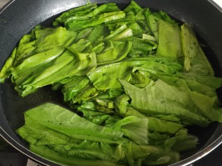 4、蚝油油麦菜,锅中烧开水，放入油麦菜