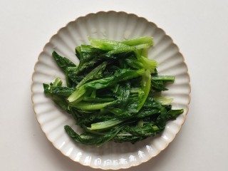 6、蚝油油麦菜,焯水后捞出沥干水分摆盘