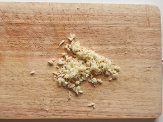 7、蚝油油麦菜,蒜切末