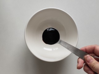 8、蚝油油麦菜,碗中加入一勺蚝油