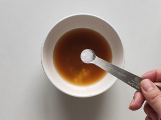 12、蚝油油麦菜,一小勺咸盐，搅拌均匀