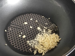 14、蚝油油麦菜,倒入蒜末炒香