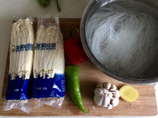 1、我爱蒜蓉系列➕蒜蓉粉丝金针菇,食材合照:金针菇我用了一包半左右,大概200g,绿豆粉丝一小把,冷水泡发,热水泡发的蒸后容易烂容易断,青红椒各半个,蒜一头,蒜多一点好吃,姜一小片,我觉得加一点姜末好吃,不喜欢吃到姜的宝宝可以省略不加