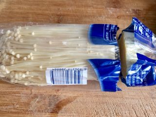 2、我爱蒜蓉系列➕蒜蓉粉丝金针菇,金针菇隔着包装袋切段尾部,再取出,这样比较干净