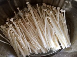 3、我爱蒜蓉系列➕蒜蓉粉丝金针菇,金针菇分掰成一缕缕清水洗净