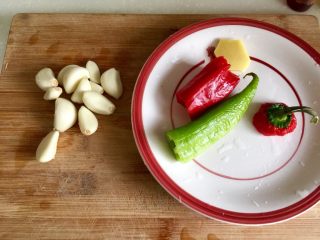 4、我爱蒜蓉系列➕蒜蓉粉丝金针菇,蒜剥皮清洗,姜去皮清洗,红椒切去头蒂,青椒去籽去筋,清洗备用