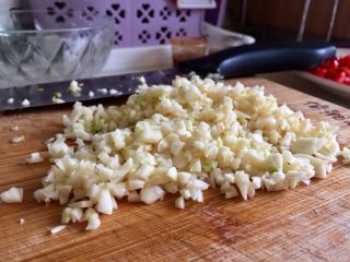 5、我爱蒜蓉系列➕蒜蓉粉丝金针菇,用刀耐心切好蒜蓉不用剁的特别小