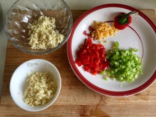 6、我爱蒜蓉系列➕蒜蓉粉丝金针菇,蒜蓉分开两半,一半要炸金蒜,姜切末,红椒青椒切碎备用