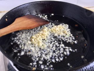 7、我爱蒜蓉系列➕蒜蓉粉丝金针菇,热锅放油,加入一半蒜末,