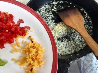 8、我爱蒜蓉系列➕蒜蓉粉丝金针菇,放入姜末一起煸