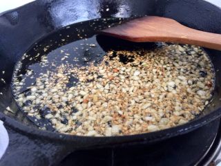 9、我爱蒜蓉系列➕蒜蓉粉丝金针菇,把蒜末小火煸到金黄,即为金蒜