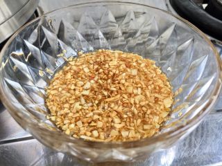 10、我爱蒜蓉系列➕蒜蓉粉丝金针菇,金蒜和蒜油一起倒入碗中