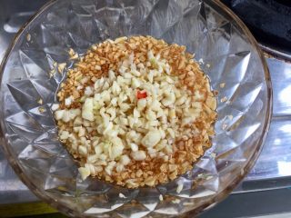 11、我爱蒜蓉系列➕蒜蓉粉丝金针菇,放入另一半的生蒜(银蒜)