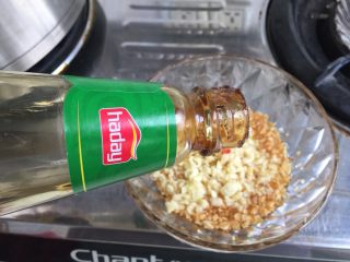 12、我爱蒜蓉系列➕蒜蓉粉丝金针菇,放入一勺蚝油