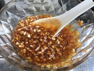 16、我爱蒜蓉系列➕蒜蓉粉丝金针菇,拌匀制成金银蒜调味料。其实也可以一次性多加点蚝油生抽,再放点盐和清水拌匀制成调味汁浇在金针菇上,蒸好后就不用再调味了。因为金针菇会出水,我怕直接加调味汁和出水混在一起水太多,所以分开两步的走的????