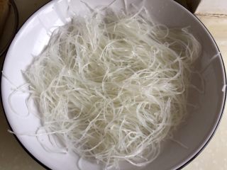 17、我爱蒜蓉系列➕蒜蓉粉丝金针菇,泡发好的粉丝,沥水,剪两半,铺在盘底,金针菇会出水,铺在粉丝上层,正好被粉丝吸收