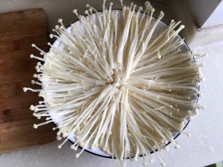 18、我爱蒜蓉系列➕蒜蓉粉丝金针菇,铺上金针菇,摆盘方式随大家喜好