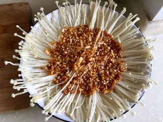 19、我爱蒜蓉系列➕蒜蓉粉丝金针菇,浇上蒜蓉调味,我是只浇在盘中间的,其他部位的金针菇和粉丝,我是蒸好后又淋上一个调味汁,所以不用担心其他部位的金针菇粉丝会没有味道