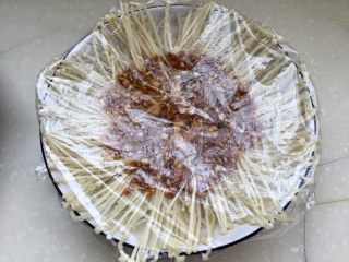 20、我爱蒜蓉系列➕蒜蓉粉丝金针菇,蒙上保鲜膜,以免有水蒸气落在菜上,牙签扎几个洞