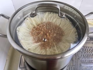 21、我爱蒜蓉系列➕蒜蓉粉丝金针菇,蒸锅烧水,可以在摆盘时就提前烧水,水开放入金针菇,中火蒸约8到10分钟,根据大家蒸锅的习性调整