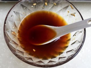 22、我爱蒜蓉系列➕蒜蓉粉丝金针菇,等待蒸的过程再调一个调味汁:生抽蚝油各一勺,清水两三勺,根据个人口味再加入少许盐拌匀。因为我刚才只把蒜蓉汁浇在中间一圈,剩下的粉丝金针菇是没有浇的,以免其他部位没有味道,所以才再制一个调味汁。当然大家可以在金银蒜蓉中直接加生抽蚝油糖盐鸡精清水制作一个调味汁,浇在全部金针菇粉丝上,蒸好就不用再调味了,不用像我分两步????