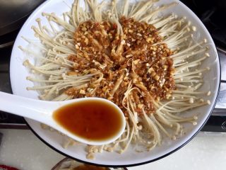 24、我爱蒜蓉系列➕蒜蓉粉丝金针菇,在没有蒜蓉的部位(也就是外圈)浇上调味汁