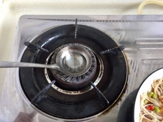 27、我爱蒜蓉系列➕蒜蓉粉丝金针菇,最后取一不锈钢小勺,倒少许食用油,加热到油八成热微冒烟