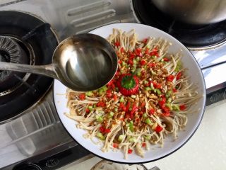 28、我爱蒜蓉系列➕蒜蓉粉丝金针菇,淋在菜中间一圈,滋滋啦啦,一声响,即可上桌喽????