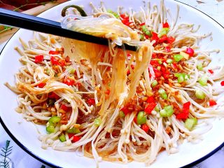 36、我爱蒜蓉系列➕蒜蓉粉丝金针菇,粉丝软而不烂,吸收汤汁,咸鲜美味。别看我步骤写的详细,好像很繁琐,其实制作很方便简单,虽是素食,却让人欲罢不能,快来试试吧????