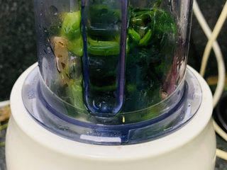 3、菠菜蛋卷,把焯水后的菠菜放搅拌机，搅拌；