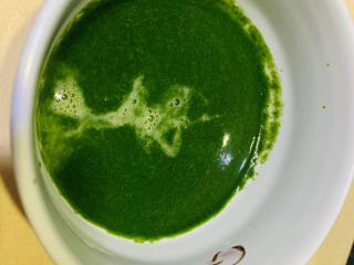 4、菠菜蛋卷,搅拌好的菠菜，，加入蛋液；