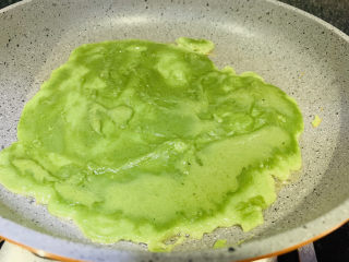 11、菠菜蛋卷,把调好的菠菜汁放入锅里；