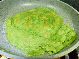 12、菠菜蛋卷,中小火煎，一面金黄，翻另一面煎，煎至两面微黄；