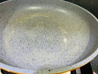 10、菠菜蛋卷,锅里加些油，大火热锅；