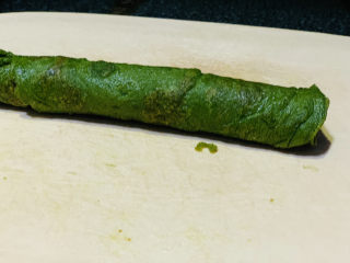 14、菠菜蛋卷,直接卷紧；