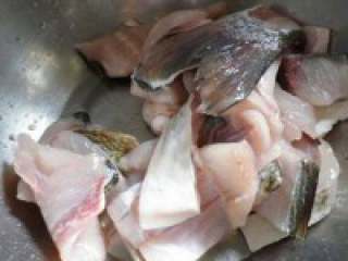 1、青花椒酸菜鱼,将鱼切薄片放入器皿中，将料酒食盐淀粉胡椒粉放入鱼肉均匀拌好，腌制十分钟