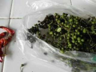 2、青花椒酸菜鱼,青花椒适量，干辣椒切段，大葱切段，大蒜切片，酸菜切成段