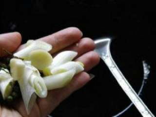 3、青花椒酸菜鱼,.锅里入油，烧热，下入青花椒，大葱爆香