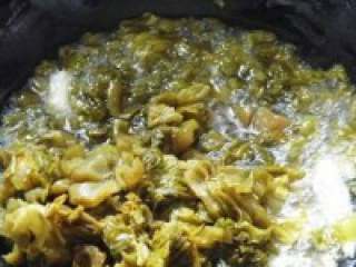 4、青花椒酸菜鱼,.锅里入油，烧热，下入青花椒，大葱爆香