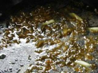 5、青花椒酸菜鱼,加入清水或骨汤。烧开后加入盐，胡椒粉熬煮约15分钟