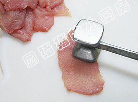 2、四川水煮肉,用肉锤锤散组织，使肉变薄变大。