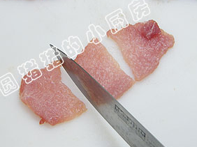 3、四川水煮肉,再切成小块。