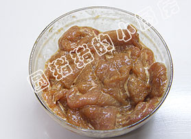 4、四川水煮肉,用腌料将肉片腌制约二十分钟。