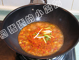 9、四川水煮肉,加入高汤或是清水，砂糖1茶匙及香葱段。