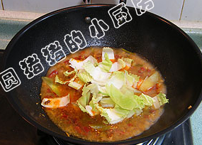 11、四川水煮肉,剩下的汤锅内放入白菜茎略煮。