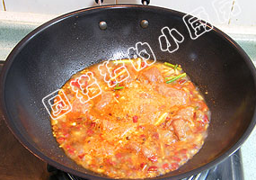 10、四川水煮肉,煮至开后，放入腌好的肉片，煮时不要翻动，直至汤再至沸腾即将煮好的肉片捞出。肉切的薄，很快就熟了。