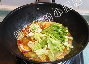 12、四川水煮肉,再放入白菜叶及芹菜煮至断生即可。